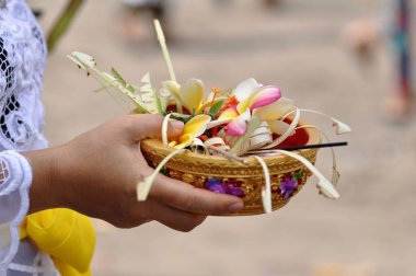 Endonezya Hinduları 'nın Nyepi töreninde adaklar