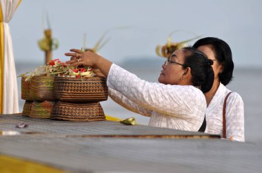 Tangerang, Endonezya - 11 Mart 2018: Hindular, Tanjung Pasir, Tangerang 'da Nyepi Günü öncesinde Melasti Töreni düzenliyorlar - Endonezya