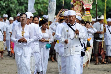 Tangerang, Endonezya - 11 Mart 2018: Hindular, Tanjung Pasir, Tangerang 'da Nyepi Günü öncesinde Melasti Töreni düzenliyorlar - Endonezya