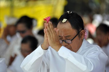 Tangerang, Endonezya - 11 Mart 2018: Hindular, Tanjung Pasir, Tangerang 'da Nyepi Günü öncesinde Melasti Töreni düzenliyorlar - Endonezya