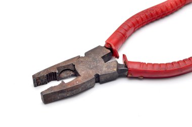 Çizgi adamının pensesi elektrik ticaretinde kesilir, düzleştirilir, kablolar bükülür ve kablolar birbirine bağlanır.