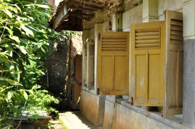 Eski bir evin ahşap pencereleri