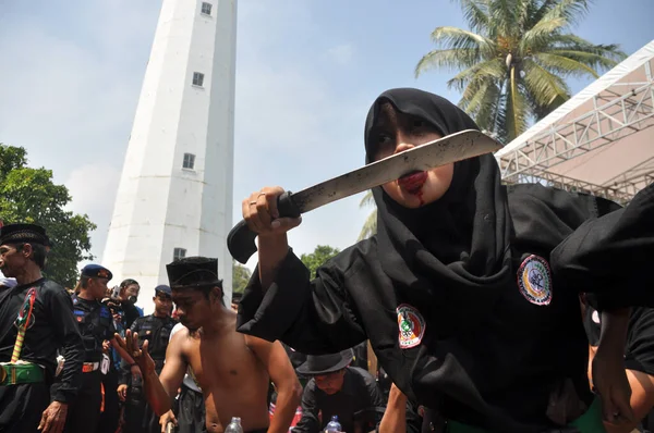 인도네시아의 2014 여자들 인도네시아의아 나이르에서 반텐데 축제에서 파렴치 행동을 — 스톡 사진