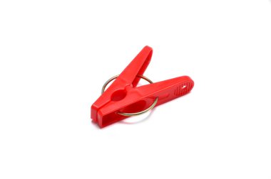 Kırmızı renk çamaşır mandalı beyaz arka plan stüdyo çekimi