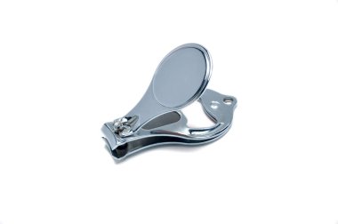 Yakın çekim metal tırnak makasıyla beyaz arka plan stüdyo çekimi