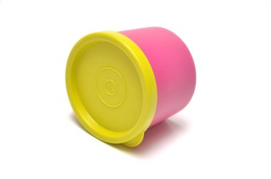 Sarı kapaklı, beyaz kapaklı pembe plastik bir kap.