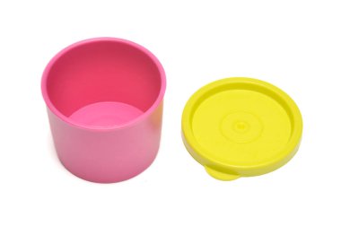 Sarı kapaklı, beyaz kapaklı pembe plastik bir kap.