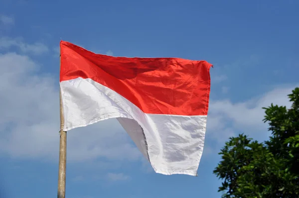Indonesiens Rot Weiße Flagge Weht Vor Blauem Himmel — Stockfoto