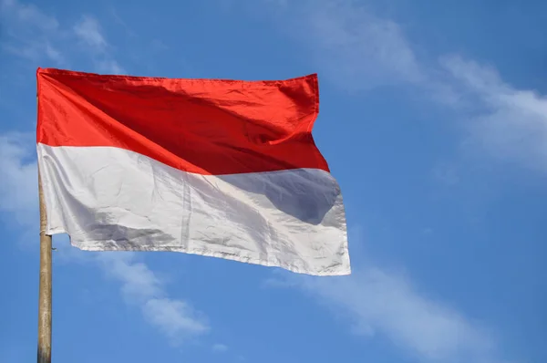 Indonesiens Rot Weiße Flagge Weht Vor Blauem Himmel — Stockfoto