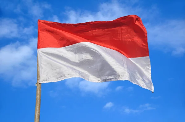 Bendera Merah Dan Putih Indonesia Berkibar Latar Langit Biru — Stok Foto