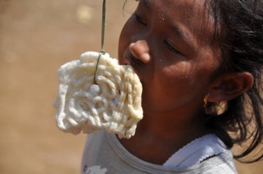 Ciamis, Endonezya - 17 Ağustos 2019: Kerupuk Endonezya Bağımsızlık Günü 'nde yeme yarışması