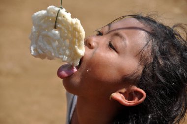 Ciamis, Endonezya - 17 Ağustos 2019: Kerupuk Endonezya Bağımsızlık Günü 'nde yeme yarışması
