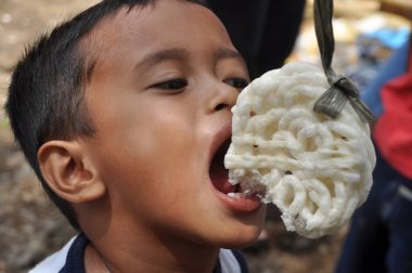 Ciamis, Endonezya - 17 Ağustos 2021: Endonezya Cumhuriyeti, Ciamis, Batı Java-Endonezya 'nın bağımsızlık günü kutlamalarında çocuklar kraker yeme yarışmasına katılıyor