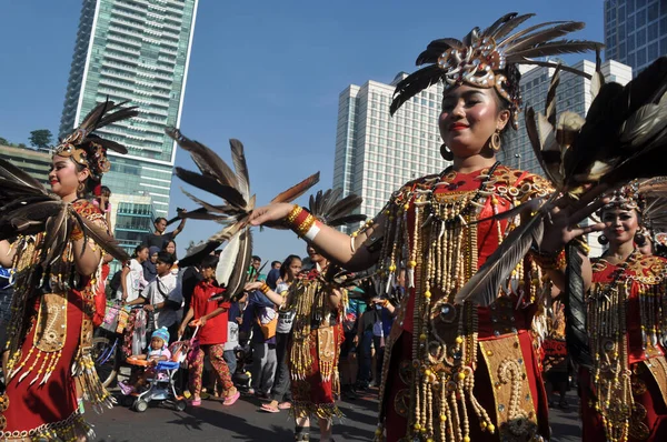 印度尼西亚雅加达 2017年8月27日 达亚克婆罗洲文化 Dayak Borneo Culture 参加了雅加达 印度尼西亚Thamrin Sudirman街的东盟文化游行 — 图库照片