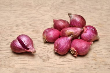 Mutfaktaki ahşap masada soğanlar.