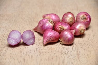 Mutfaktaki ahşap masada soğanlar.