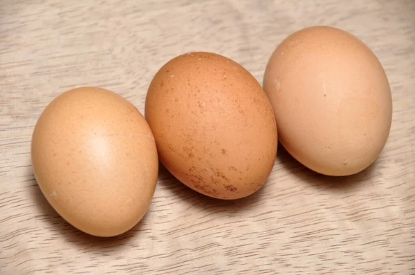 Tres Huevos Pollo Una Mesa Madera — Foto de Stock