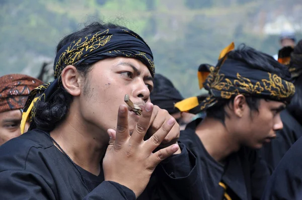 Bandung Indonesia June 2012 Sundanese Musician Playing Karinding Music Sundanese — Stock Photo, Image