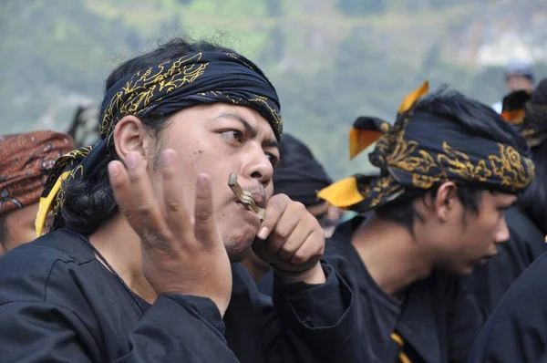 Bandung Indonézia Június 2012 Sundanese Zenész Játszik Karinding Zene Sundanese — Stock Fotó