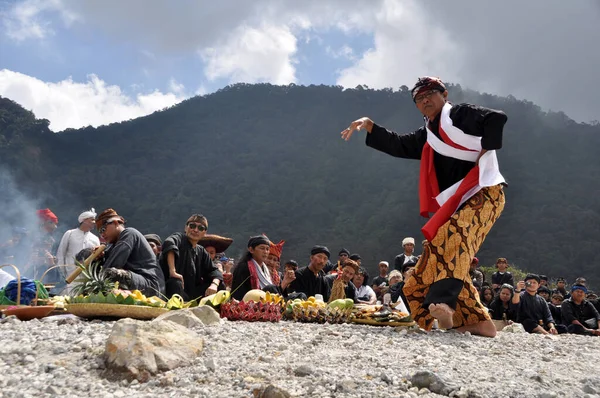 Bandung Indonésia Junho 2012 Apresentação Dança Tarawangsa Evento Tradicional Monte — Fotografia de Stock