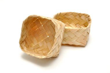 Bambu beyazından yapılmış geleneksel konteynırlar.