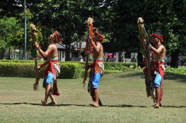 Yogyakarta, Endonezya - 6 Ekim 2013: Jathilan sanat performansı Prambanan Temple Park, Yogyakarta - Endonezya. Jathilan, Endonezya 'da geleneksel bir Yogyakarta dansıdır.