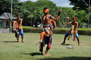 Yogyakarta, Endonezya - 6 Ekim 2013: Jathilan sanat performansı Prambanan Temple Park, Yogyakarta - Endonezya. Jathilan, Endonezya 'da geleneksel bir Yogyakarta dansıdır.