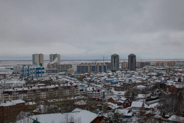 从山上俯瞰俄罗斯汉提曼西斯克自治区的汉提曼西斯克市 Khanty Mansiysk 从山上看城市景观 — 图库照片