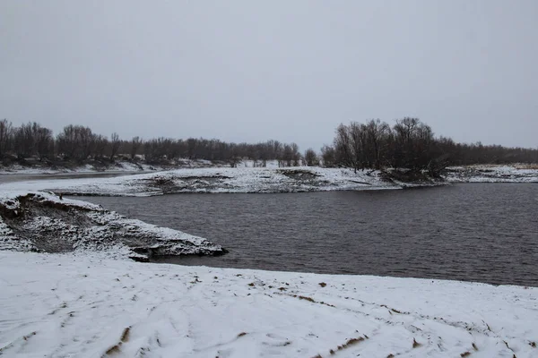 얼어붙은 눈덮인 해변이 강가의 차가운 — 스톡 사진