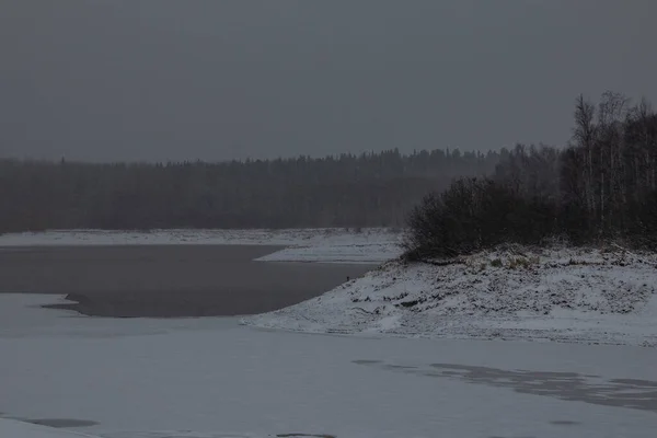Północny Krajobraz Zamarzniętą Rzeką Śnieżnymi Brzegami Surowa Przyroda Lód Rzece — Zdjęcie stockowe