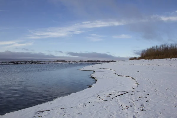Bevriezen Rivier Rivieroever Bedekt Met Sneeuw Ijs Koud Water Onder — Stockfoto