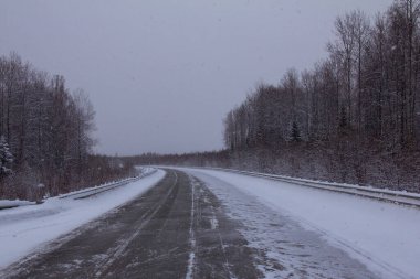 Kar ve buzun içinden geçen yol. Kuzey 'de soğuk havada terk edilmiş bir patika bir araba ve insan için bir testtir..
