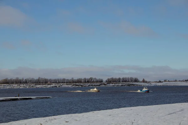 Twee Schepen Varen Langs Het Kanaal Van Noordelijke Rivier Aan — Stockfoto