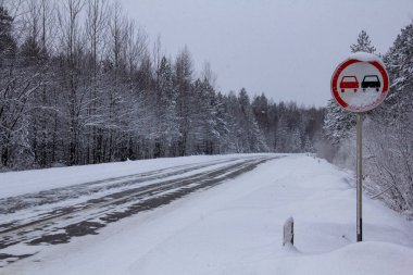 Karşı şeritten geçmek yasaktır. Otobanda ters şeritte geçilmesi yasaklanmış yol işaretleri. Buz kaplı kış pisti tehlikelidir. Yolda sürükleniyor..