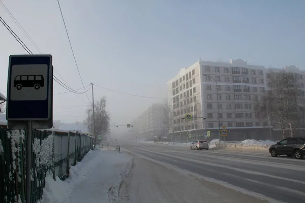 俄罗斯Khanty Mansiysk市的街道在严重的霜冻和大雾中 在负45度的时候街上被雾淹没了 — 图库照片