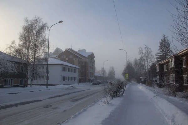 Ulice Chanty Mansiysk Miasta Rosji Silnym Mrozie Mgle Przy Stopniach — Zdjęcie stockowe