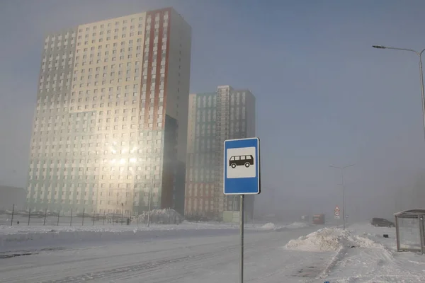路上严寒 大雾弥漫 城市里异常的霜冻 街上的雾气 — 图库照片