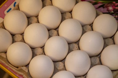 Bir paket tavuk yumurtası. Karton ambalajda büyük beyaz tavuk yumurtaları.