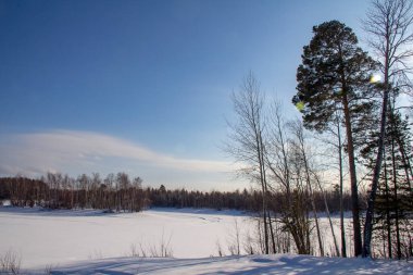 Kuzey kışı ve bahar manzarası. Hanty topraklarında sakin ve görkemli bir manzara ve ata binen bir geyik..