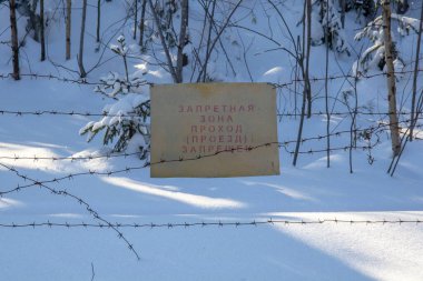 Giriş yok. Dikenli teller ve yazıtlı işaretler. Erişim yok..