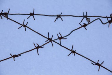 Giriş yok. Dikenli teller ve yazıtlı işaretler. Erişim yok..