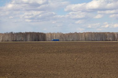 Ural vilayetindeki bahar tarlaları. Tarlalar, koruluklar ve kamyoncuların yarıştığı bir pist.