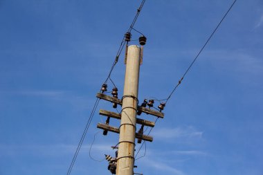 Elektrik hatlarını destekliyor. Aktarım hattındaki eski destek ve izolatörler.