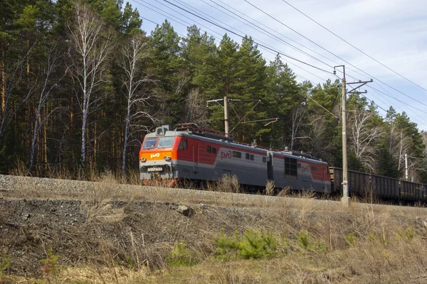 Een Elektrische Locomotief Rijdt Langs Een Hoge Dijk Rood Grijze — Stockfoto