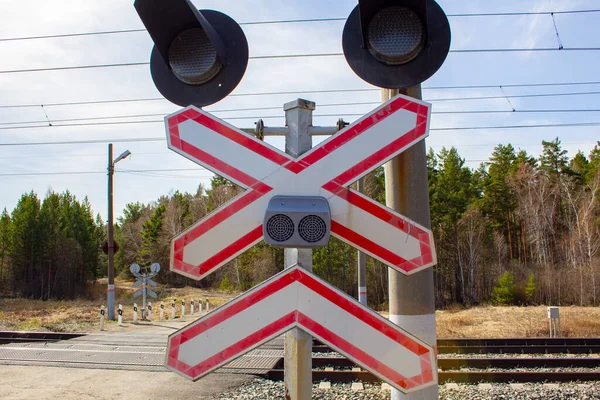 Borden Alarmen Bij Een Spoorwegovergang Opstelling Van Een Spoorwegovergang Het — Stockfoto