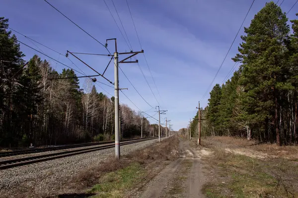 Uma Estrada Terra Corre Longo Dos Trilhos Ferroviários Viaje Longo — Fotografia de Stock