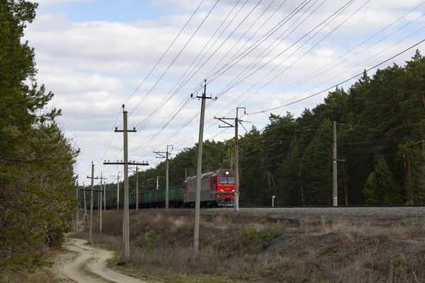 Een Locomotief Rijdt Een Goederentrein Oeral Een Locomotief Met Een — Stockfoto