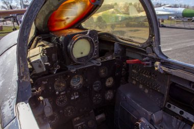 Eski bir savaş uçağının kokpitindeki aletler. Eski dövüşçü paneli