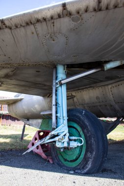 Eski Sovyet jet uçakları havaalanında. Eski jet uçakları olan havacılık müzesi. Uçak detaylı.