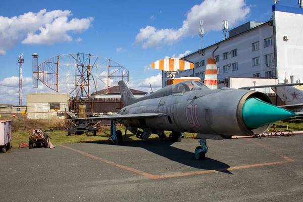 旧ソ連のジェット戦闘機が飛行場にいる 古いジェット飛行機と航空博物館 詳細は飛行機 — ストック写真